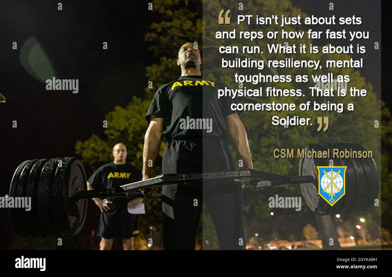 „bei PT geht es nicht um Sets und Wiederholungen oder darum, wie weit man laufen kann. Es geht um den Aufbau von Resilienz, geistiger Ausdauer sowie körperlicher Fitness. Das ist der Eckpfeiler des Soldatenseins - Command Sgt. Major Michael Robinson, Military Intelligence Readiness Command kommandiert Sergeant Major. Foto-Illustration: Die Bearbeitung umfasst Text-Overlay und Befehlslogo. Originalfoto von Master Sgt. Michel Sauret. Stockfoto