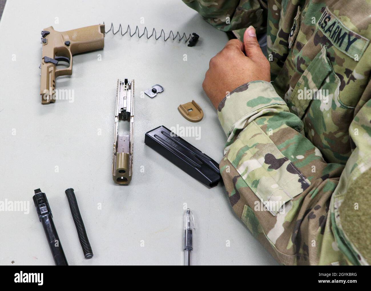 Ein Soldat mit dem 1st Theatre Sustainment Command inspiziert die