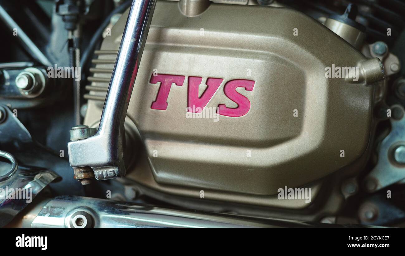 05. Oktober 2021 Reengus, Rajasthan, Indien. Bild eines TVS Motorrad Radeon Motor mit seinem Logo. Stockfoto