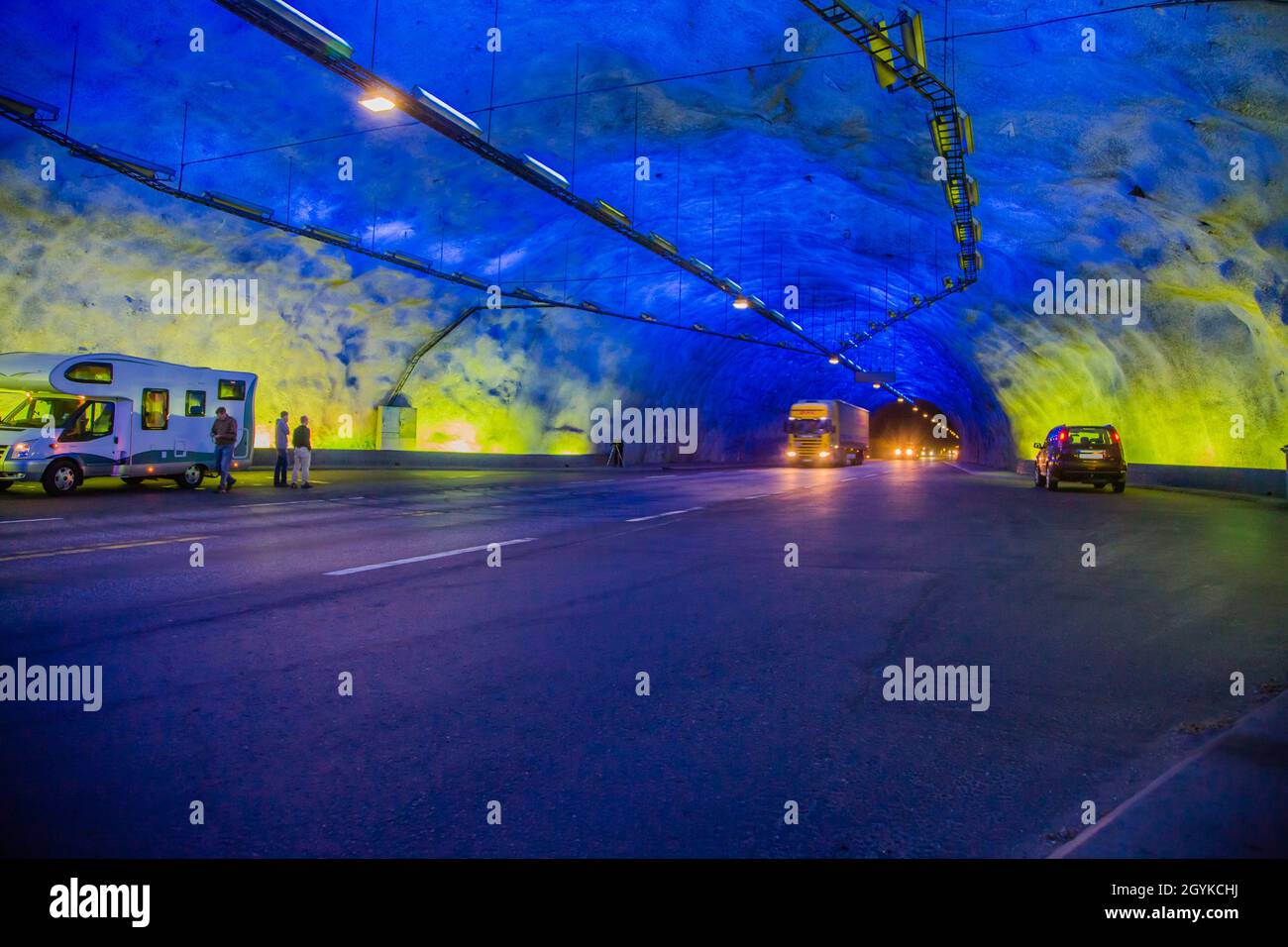 Aurland, Laerdal, Vestland, Norwegen – 4. August 2013; Der Laerdal-Tunnel ist 24.5 km lang und hat eine spezielle Beleuchtung in der Kurve und die Rastplätze, die sind Stockfoto