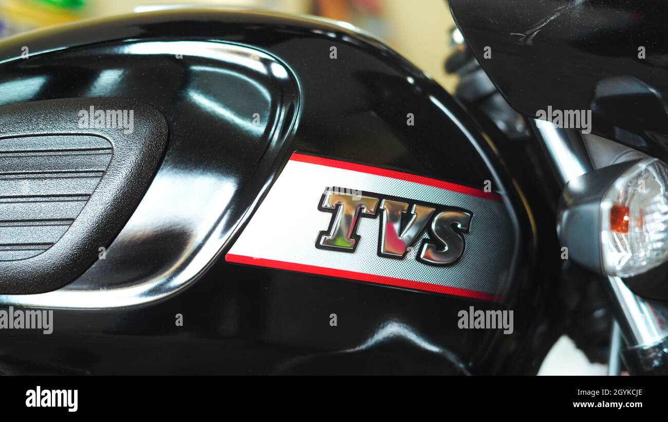 05. Oktober 2021 Reengus, Rajasthan, Indien. Bild eines TVS Motorrad Radeon Kraftstofftanks mit seinem Logo. Stockfoto