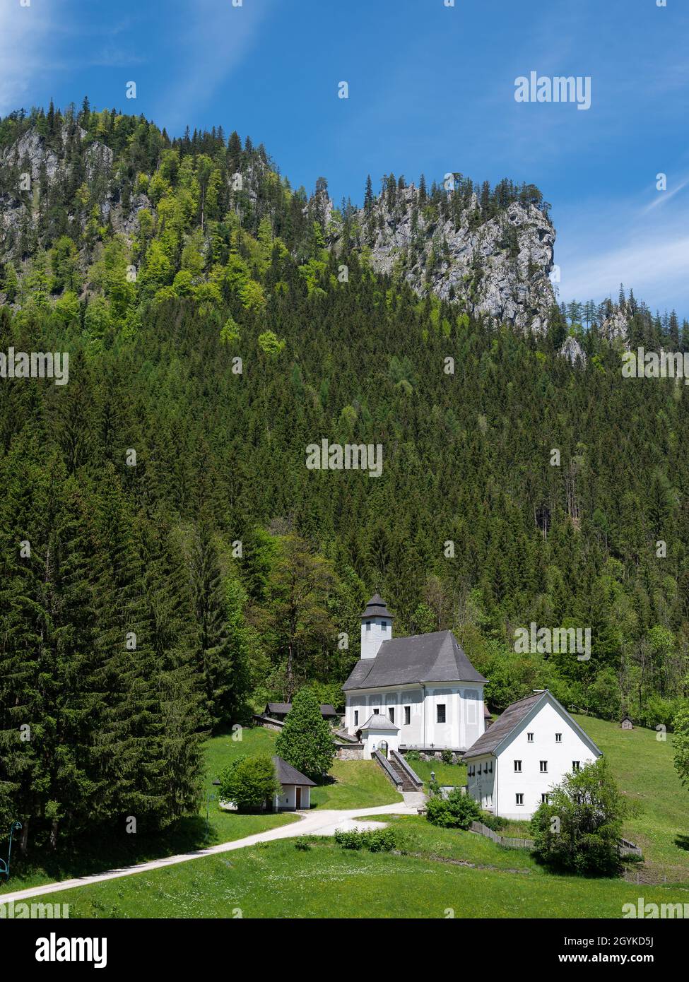 Friedhof der Bergsteiger in Johnsbach (Admont, Österreich) an einem sonnigen Sommertag Stockfoto