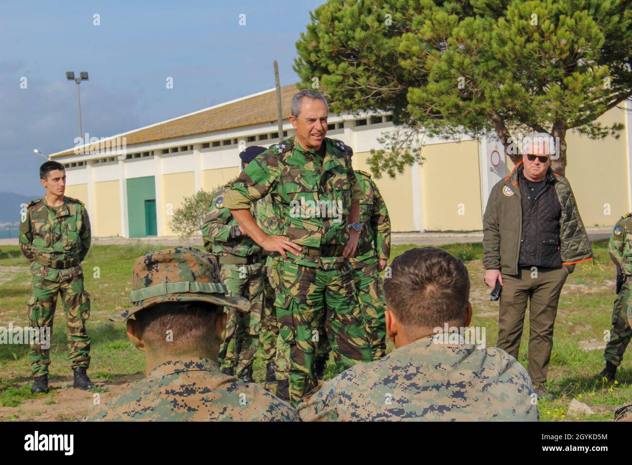 US-Marineinfanteristen mit Special Purpose Marine Air-Ground Task Force-Crisis Response-Africa 20.1, Marine Forces Europe and Africa, erhalten während der Übung Wild Crocodile II auf dem Campo de Tiro de Alcochete, Portugal, 16. Januar 2020 einen Brief von einer portugiesischen Marine mit dem 2. Bataillon von Fuzileiros. Durch die bilaterale Ausbildung wurde die Interoperabilität zwischen den US-amerikanischen und portugiesischen Militärkräften verbessert. SPMAKTF-CR-AF ist eine Rotationskraft, die zur Durchführung von Krisenreaktions- und Theatersicherheitsoperationen in Europa und Afrika eingesetzt wird. (USA Marine Corps Foto von 1. LT. Andrew Soto) Stockfoto