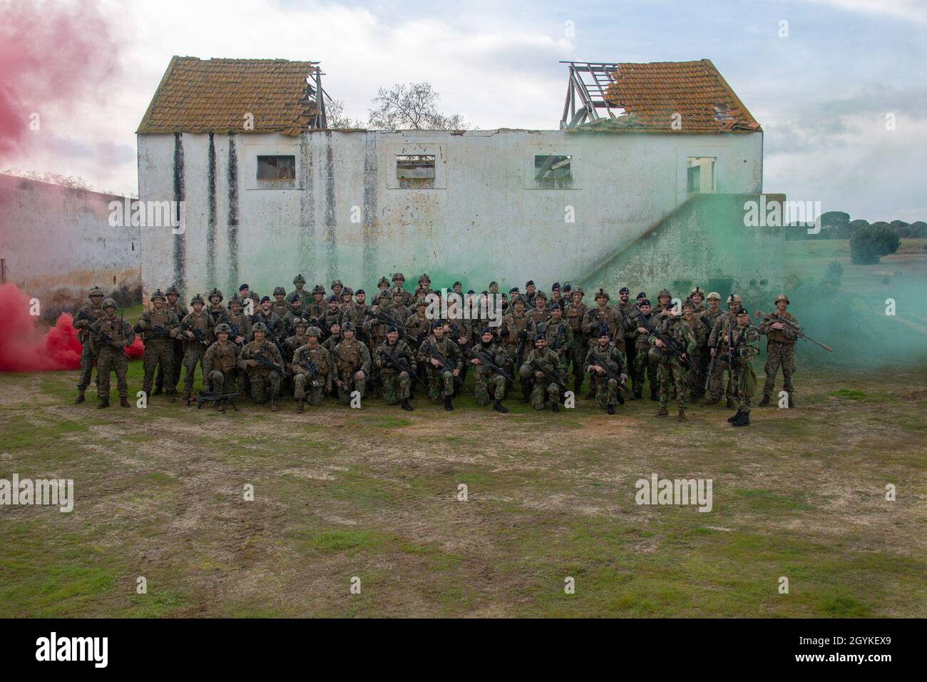 US-Marineinfanteristen mit Special Purpose Marine Air-Ground Task Force-Crisis Response-Africa 20.1, Marine Forces Europe and Africa und portugiesische Marineinfanteristen mit dem Fuzileiros 2. Bataillon posieren für ein Gruppenfoto während der Übung Wild Crocodile II auf dem Campo de Tiro de Alcochete, Portugal, 17. Januar 2020. Durch die bilaterale Ausbildung wurde die Interoperabilität zwischen den US-amerikanischen und portugiesischen Militärkräften verbessert. SPMAKTF-CR-AF ist eine Rotationskraft, die zur Durchführung von Krisenreaktions- und Theatersicherheitsoperationen in Europa und Afrika eingesetzt wird. (USA Marine Corps Foto von CPL. Kenny Gomez) Stockfoto