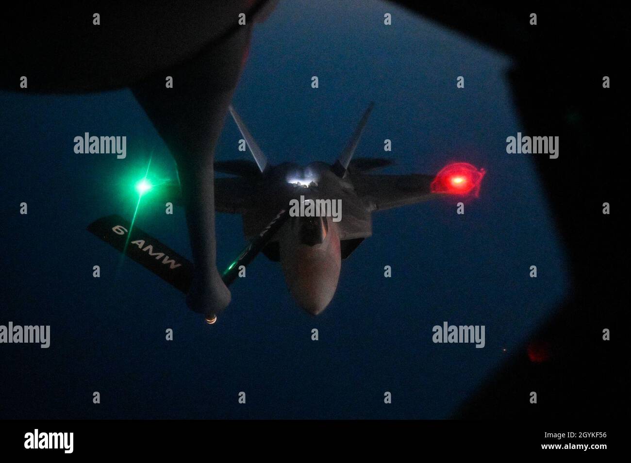 Eine US Air Force F-22 Raptor nähert sich dem Boom eines US Air Force KC-135 Stratotankers, der dem 28. Expeditionary Air Betanking Squadron zugewiesen wurde, das auf der Al Udeid Air Base, Katar, eingesetzt wurde, um eine in-Air-Betankungsmission DURCHZUFÜHREN, WO, 17. Januar 2020. Die F-22 kombiniert Stealth, Supercruise, Manövrierfähigkeit und integrierte Avionik in Verbindung mit verbesserter Unterstützbarkeit und stellt einen exponentiellen Sprung in den Kampffähigkeiten des U.S. Air Forces Central Command dar. (USA Luftwaffe Foto von Master Sgt. Joshua L. DeMotts) Stockfoto