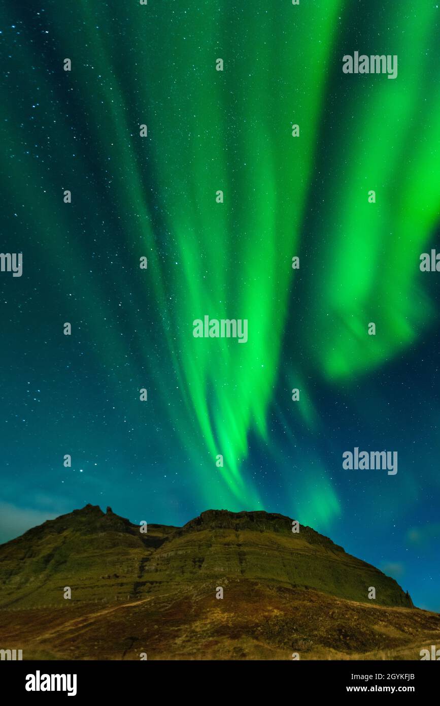 Nordlichter in Island. Landschaft voller kp5 Aurora Borealis. Atemberaubende Nachtlandschaft in Kirkjufell, malerisches Reiseziel. Grüner Himmel voller Sterne Stockfoto