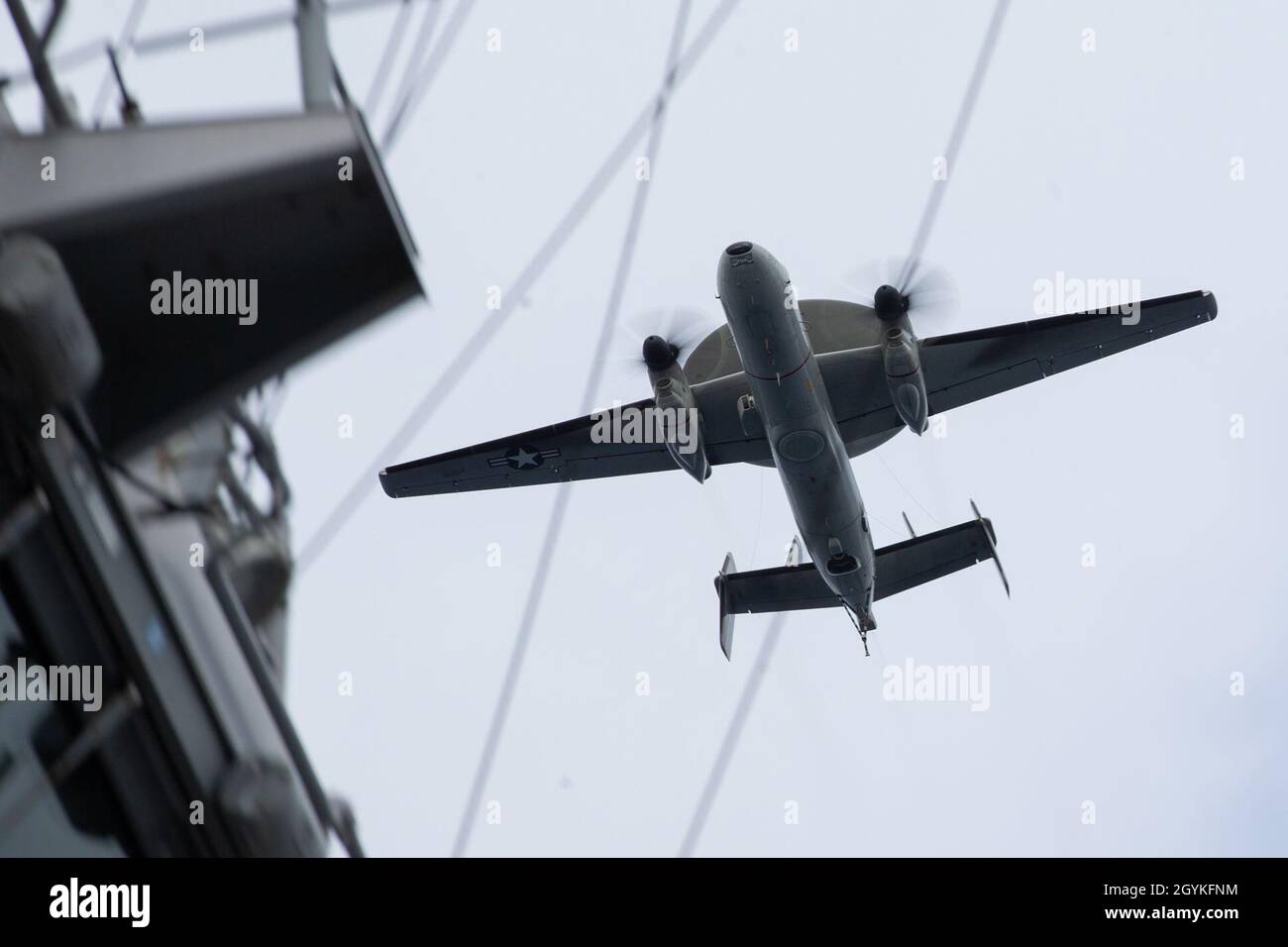 Atlantik (Jan. 18, 2020) Eine E-2D Advanced Hawkeye, für die Prüfung und Bewertung von Squadron (VX) 20, vor Ford Island während des Flugbetriebs fliegt zugeordnet. Ford führt derzeit Flugzeuge Kompatibilitätstests auf seine elektromagnetische Flugzeuge starten (EMALS) und Advanced verhaften Gang (AAG) weiter zu prüfen. (U.S. Marine Foto von Mass Communication Specialist Seaman Apprentice Engel Thuy Jaskuloski) Stockfoto