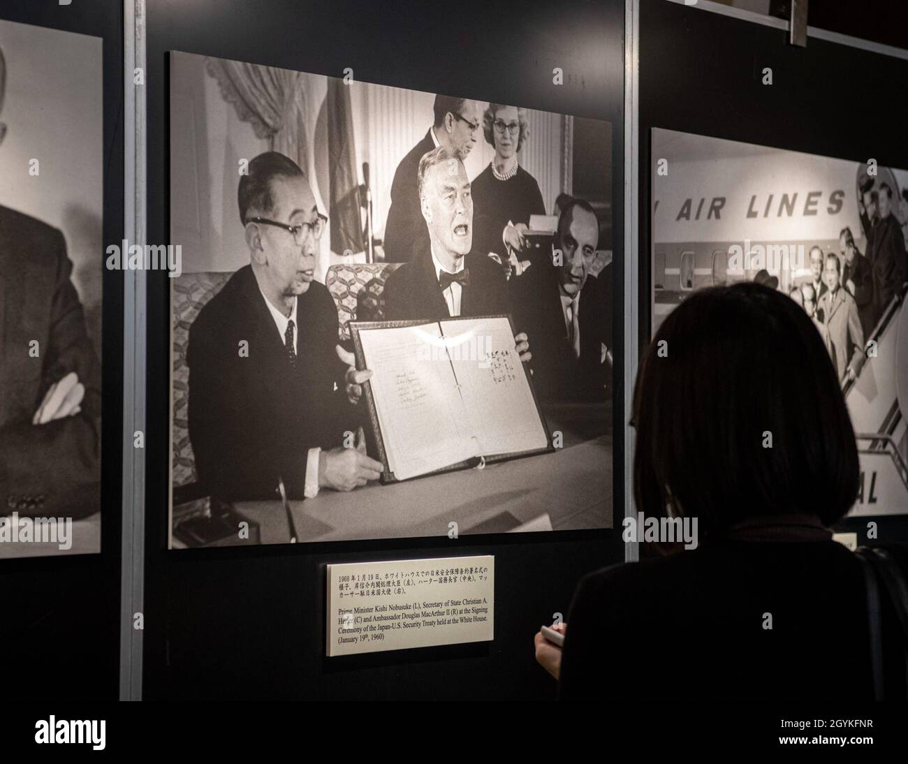 TOKIO, Japan – Fotos von der Unterzeichnungszeremonie für den Vertrag von USA und Japan über gegenseitige Zusammenarbeit und Sicherheit werden bei einer feierlichen Zeremonie zum Gedenken an den 60. Jahrestag seiner Unterzeichnung gezeigt. Der Vertrag wurde von den Regierungen des damaligen US-Präsidenten Dwight D. Eisenhower, dem Großvater des Sondergastes Mary Jean Eisenhower und dem damaligen japanischen Premierminister Nobusuke Kishi, dem Großvater des derzeitigen Premierministers Shinzo Abe, unterzeichnet. (USA Navy Foto von Mass Communication Specialist 2nd Class Jeanette Mullinax) Stockfoto
