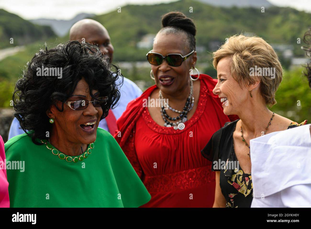 200119-N-PM193-1180 MARINESTÜTZPUNKT HAWAII (JAN 19, 2020) Familienmitglieder der Helden des Zweiten Weltkriegs, Doris „Dorie“ Miller, sprechen mit Frau Robyn Modly, rechts, Frau des amtierenden Marinesekretärs Thomas B. Modly, auf der Marine Corps Base Hawaii. Modly wird einen zukünftigen Flugzeugträger der Gerald R. Ford-Klasse zu Ehren von Miller bei einer Zeremonie in Pearl Harbor, Hawaii, am Martin Luther King Day benennen. Dies wird das zweite Schiff sein, das zu Ehren von Miller benannt wurde, und der erste Flugzeugträger, der je nach einem Afroamerikaner und einem eingetragenen Seemann benannt wurde. (USA Navy Foto von MC2 Alexander C. Kubitza/veröffentlicht) Stockfoto