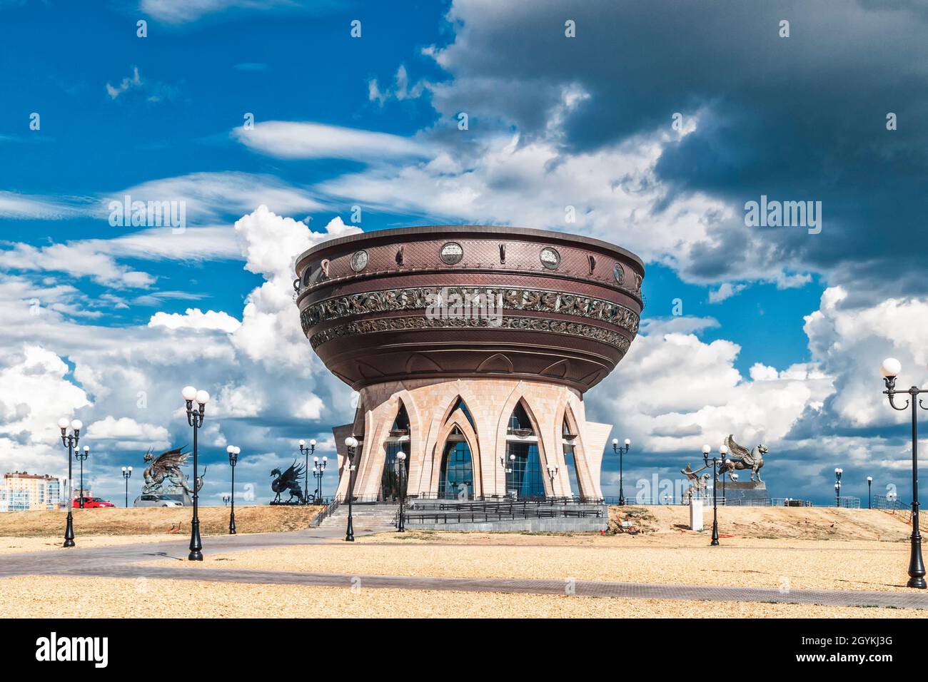 Kazan Family Center vor einem dramatischen Himmel in Kazan, Russland Stockfoto