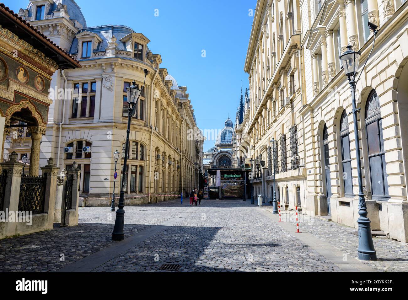 Bukarest, Rumänien - 5. Juni 2021: Alte Gebäude im historischen Zentrum an einem sonnigen Sommertag Stockfoto