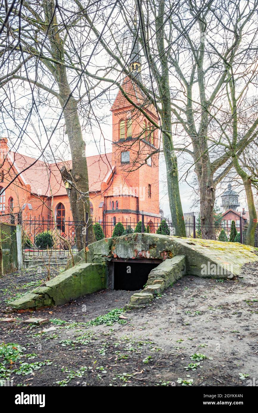 Eingang in den Keller oder alten Bunker vor der gotischen Kathedrale Stockfoto