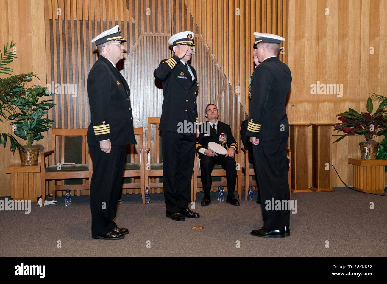 KEYPORT, Washington (Jan 21, 2020) Capt. Brian Freck, rechts, aus Wien, Virginia, entlastet Capt. Andy Kimsey, links, aus Kalamazoo, Michigan, während einer Befehlswechselzeremonie für die blaue Besatzung der USS Ohio (SSGN 726), an Bord des Marinestützpunktes Kitsap Bangor, Washington, Januar 21. Ohio ist das vierte US-Navy-Schiff, das den Namen trägt, und das erste ihrer Klasse von ballistischen Raketen-U-Booten und U-Booten mit Lenkraketen. (USA Navy Foto von Mass Communication Specialist 1st Class Andrea Perez/veröffentlicht) Stockfoto