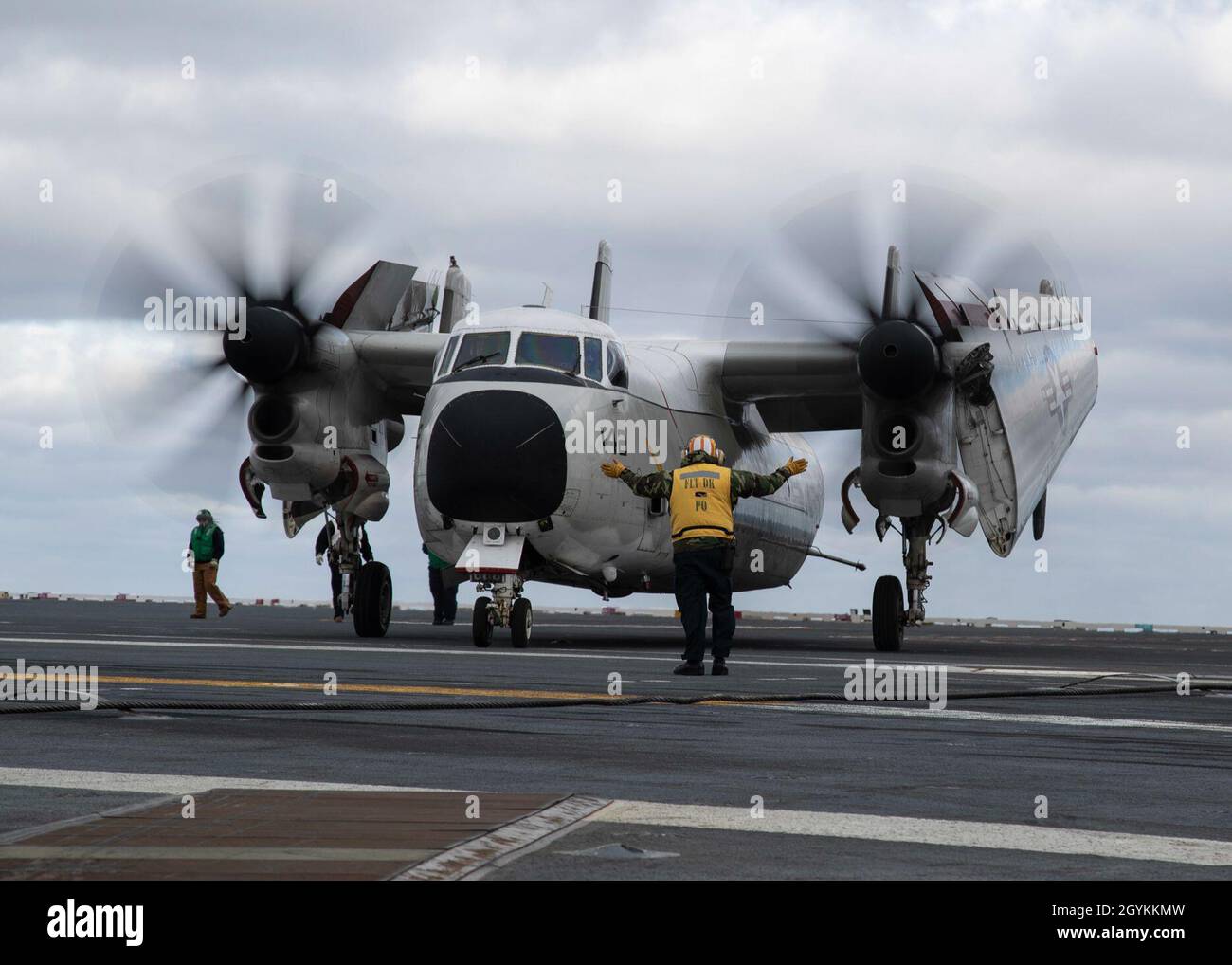 Atlantischer OZEAN (Januar 21, 2020) EIN C-2A Greyhound, dem Air Test and Evaluation Squadron (VX) 20 zugeordnet, überstellt das Flugdeck von USS Gerald R. Ford (CVN 78). Ford führt derzeit Tests Zur Kompatibilität Von Flugzeugen durch, um seine EMALS (Electrosmagnetic Aircraft Launch Systems) und AAG (Advanced Arresting Gear) weiter zu testen. (USA Navy-Foto von Mass Communication Specialist 3. Klasse Zachary Melvin) Stockfoto