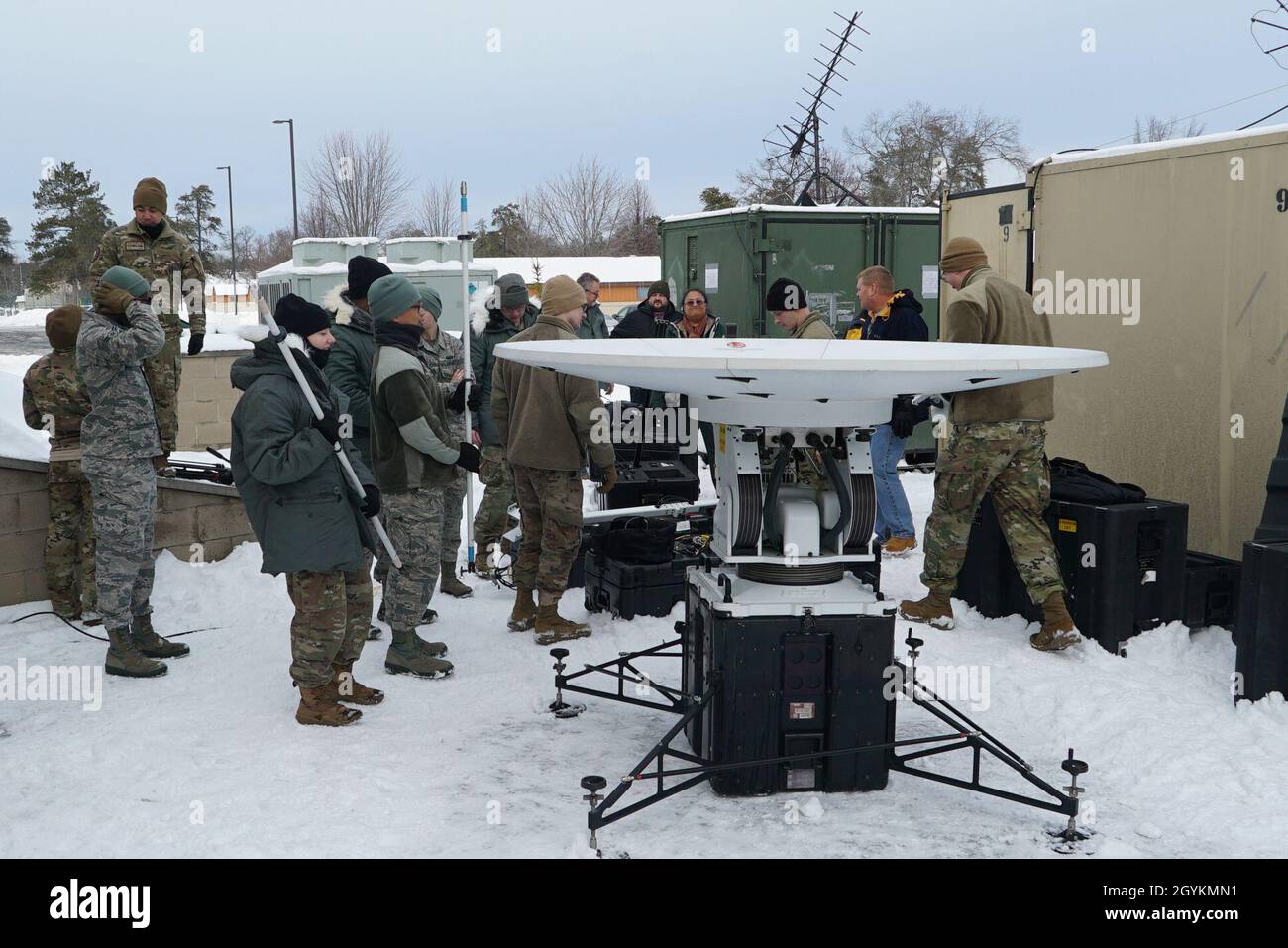 Funkfrequenztechniker die Flieger des 1. Special Operations Communications Squadron montieren eine Hawkeye III Satellite Communication Antenne im Alpena Combat Readiness Training Center, Michigan, während der Übung Emerald Warrior 20.1, 21. Januar 2020. Emerald Warrior 20.1 bietet jährliche, realistische Vorbereitungstrainings an, die mehrere gemeinsame Einsatzgebiete umfassen, um spezielle Einsatzkräfte, konventionelle Einsatzkräfte, Partnerländer und interagenturübergreifende Elemente vorzubereiten, um sich in einem arktischen Klima mit Spezialoperationen des gesamten Spektrums zu integrieren und durchzuführen, was die Fähigkeiten der US-Streitkräfte auf o verschärft Stockfoto
