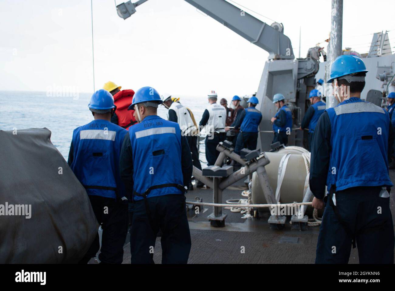 200122-N-NU263-001 ATLANTISCHER OZEAN (22. Januar 2020) Linienführer senken das kleine Boot ins Wasser, da Sicherheitsbeobachter für sichere Praktiken auf der Seite der USS Roosevelt sorgen (DDG 80). Roosevelt begleitet Carrier Strike Group Four bei einer Reihe von Marineübungen. Stockfoto