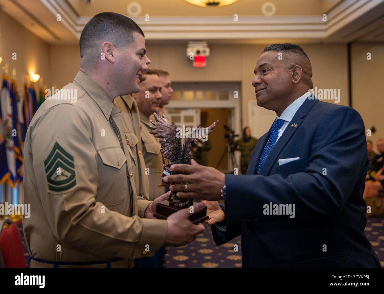Pensionierte Sgt. Maj. Keith Long, Military Affairs Representative, United Services Automobile Association, überreicht eine Auszeichnung an Gunnery Sgt. Monty V. Dupree Ayala, der für das Jahr verantwortliche nicht kommissionierte Beamte des Rekrutierungspersonals, während der Zeremonie der kombinierten Auszeichnungen des Kommandanten des Marine Corps in den Clubs von Quantico an Bord der Marine Corps Base Quantico, Virginia, 22. Januar 2020. Die Zeremonie würdigt Befehle mit der höchsten kombinierten körperlichen und Kampfkondition sowie Top-Rekrutierer, Bohrlehrer, Athleten und Karriereplaner rund um das Marine Corps.(USA Marine Corps Stockfoto