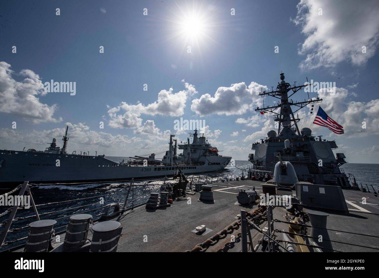 GOLF VON OMAN (JAN 22, 2020) - der Lenkflugkörper-Zerstörer USS Carney (DDG 64) beteiligt sich am Auffüllen auf See mit dem britischen Schnelltanker RFA Wave Knight (A389), 22. Januar 2020. Carney wird in den Einsatzbereich der 5. US-Flotte eingesetzt, um Marineinteraktionen zu unterstützen, um die maritime Stabilität und Sicherheit in der Zentralregion zu gewährleisten und das Mittelmeer und den Pazifik durch den westlichen Indischen Ozean und drei strategische Engpässe zu verbinden. (USA Navy Foto von Mass Communication Specialist 1st Class Fred Gray IV) Stockfoto