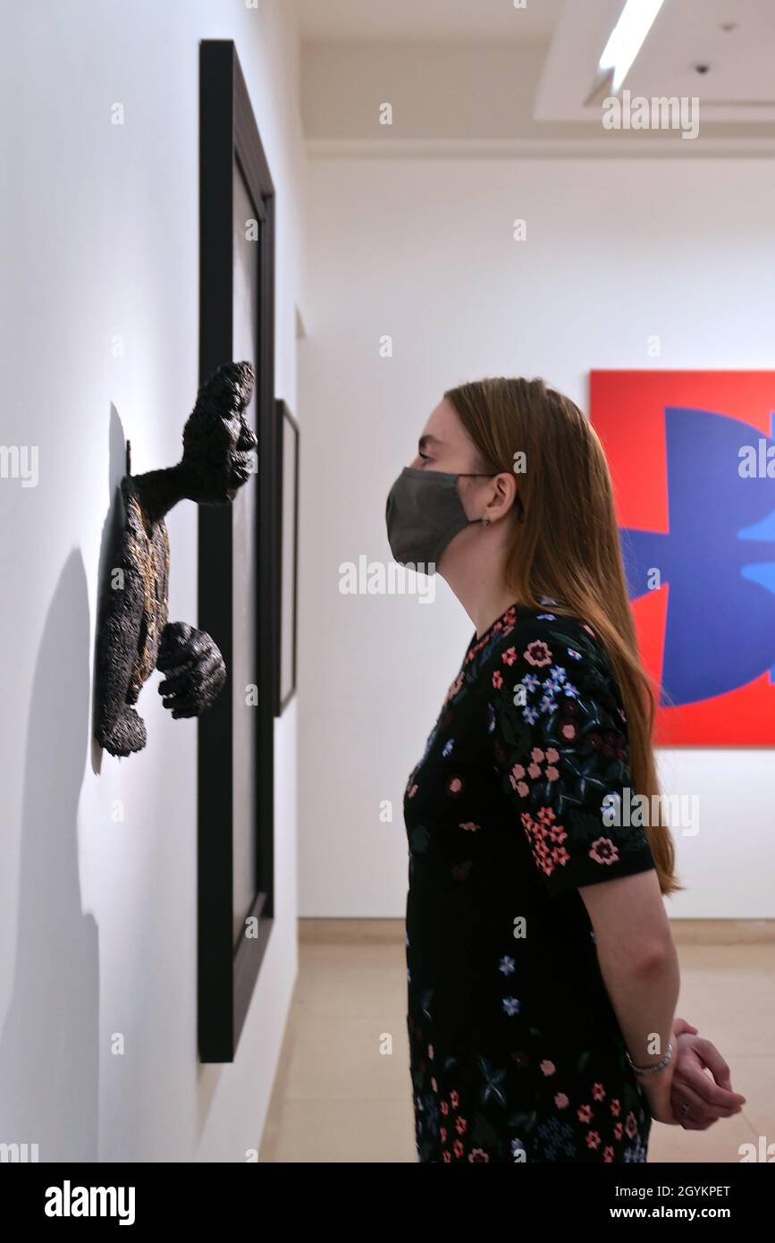 Werke von Jean-Michel Basquiat , Peter Doig , david Hockney , Bridget Riley , Radiohead x Stanley Donwood , wie man vollständig verschwinden 9-15 Oktober Christie Partner mit radiohead Thom Yorke zu präsentieren Kunstwerke von Stanley Donwood , erstellt für das Album Kid A , Angeboten in erster geöffnet 5-19 Oktober 2021 . 1-54 Neudefinition des Trends - Geschichten in der Entstehung kuratiert 9-15. Oktober 2021 . Bold Black British) Kuratiert von Aindrea Emelife, bis zum 21. Oktober wird Christie's in Zusammenarbeit mit der visionären Kuratorin Aindrea Emelife das Erbe schwarzer britischer Künstler präsentieren. Stockfoto