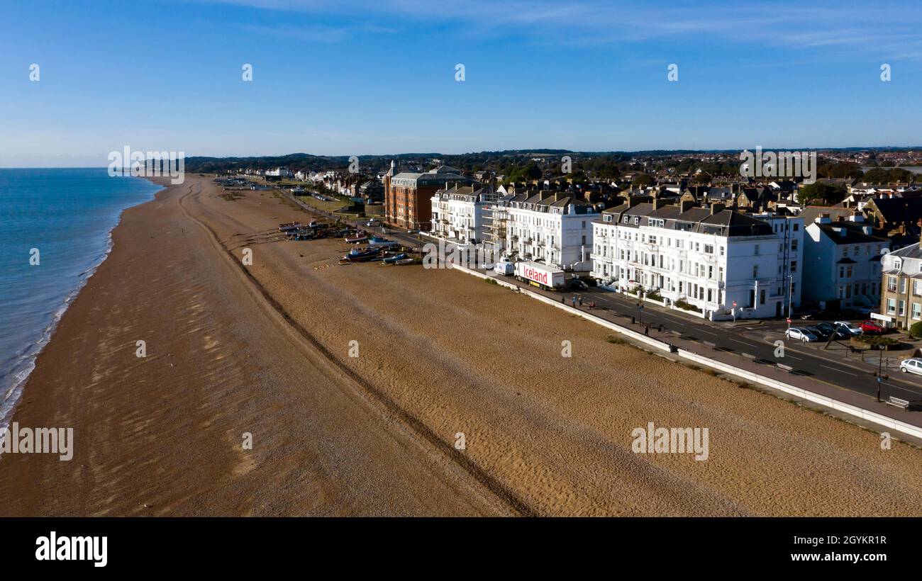 Niedrige Höhe, Luftaufnahme von Deal Seafront mit Blick nach Osten in Richtung Walmer und Kingsdown Stockfoto