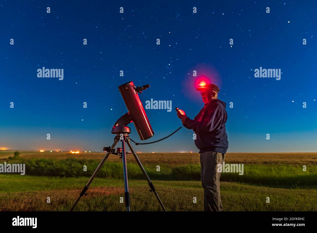 Ein Selfie mit dem Orion StarSeeker IV GoTo Telescope (das 130-mm-Newtonsche Modell) im Hinterhof bei einer hellen Mondnacht, 5. August 2020. Ich verwende t Stockfoto