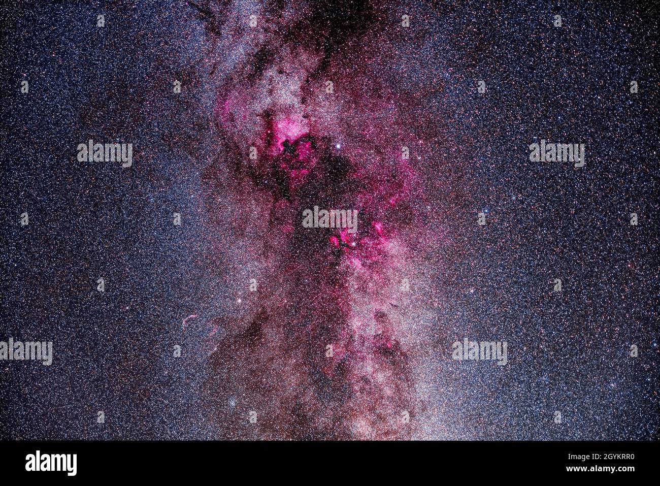 Der Komplex aus roten Emissions- und dunklen staubigen Nebel in Cygnus, mit der hellen Cygnus-Sternenwolke unten und dem Nordamerika-Nebel oben. Am V Stockfoto