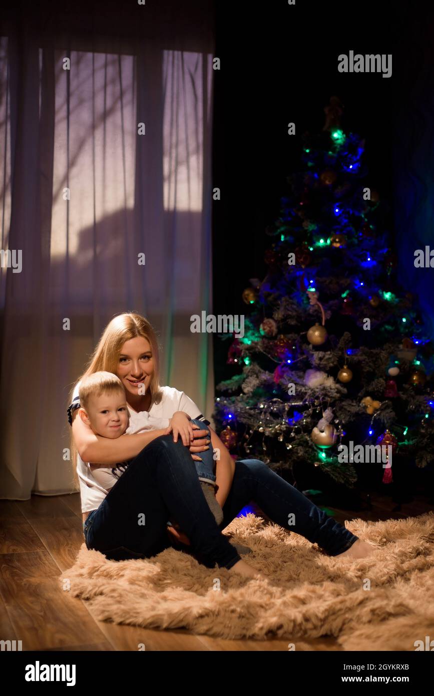 Lieber Sohn. Weihnachtsmomente. Makelloser weihnachtsabend. Weihnachts-Morgen-Routine für Mütter. Stockfoto