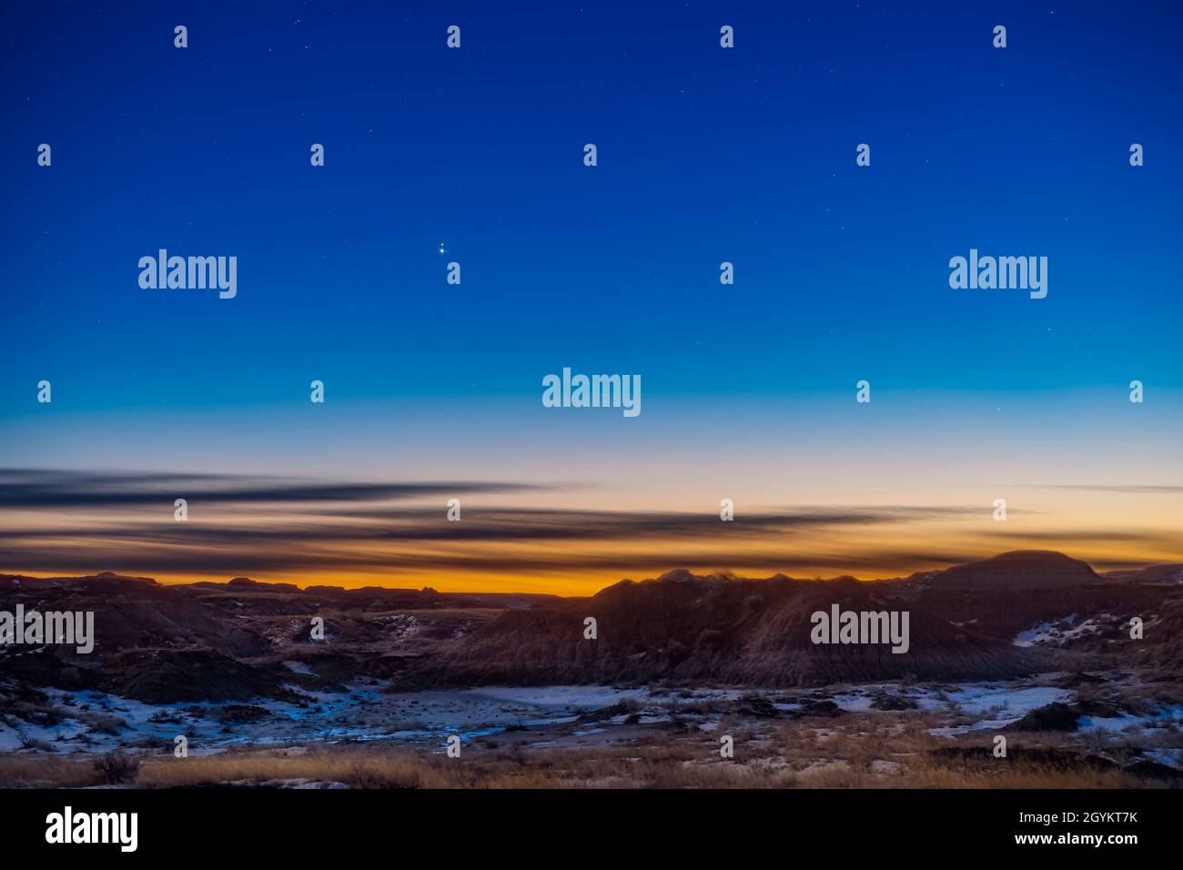 Jupiter und Saturn, am Vorabend ihrer seltenen „Großen Konjunktion“, wurden hier am 20. Dezember 2020 aus dem Dinosaur Provincial Park, Alberta, gedreht. Die zwei Ebenen Stockfoto