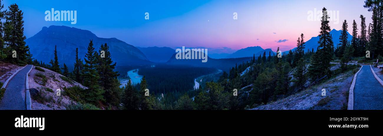 Ein 180-Grad-Panorama, aufgenommen in blauer Dämmerung mit einem zunehmenden Halbmond, über das Bow Valley, Banff, Alberta. An diesem Abend war die Luft mit Smo gefüllt Stockfoto