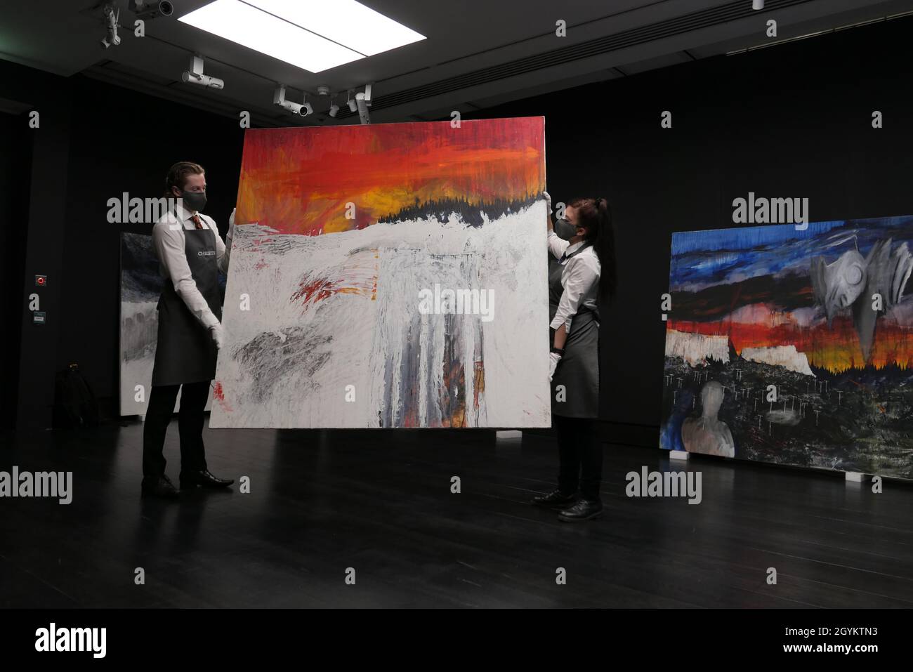 Werke von Jean-Michel Basquiat , Peter Doig , david Hockney , Bridget Riley , Radiohead x Stanley Donwood , wie man vollständig verschwinden 9-15 Oktober Christie Partner mit radiohead Thom Yorke zu präsentieren Kunstwerke von Stanley Donwood , erstellt für das Album Kid A , Angeboten in erster geöffnet 5-19 Oktober 2021 . 1-54 Neudefinition des Trends - Geschichten in der Entstehung kuratiert 9-15. Oktober 2021 . Bold Black British) Kuratiert von Aindrea Emelife, bis zum 21. Oktober wird Christie's in Zusammenarbeit mit der visionären Kuratorin Aindrea Emelife das Erbe schwarzer britischer Künstler präsentieren. Stockfoto