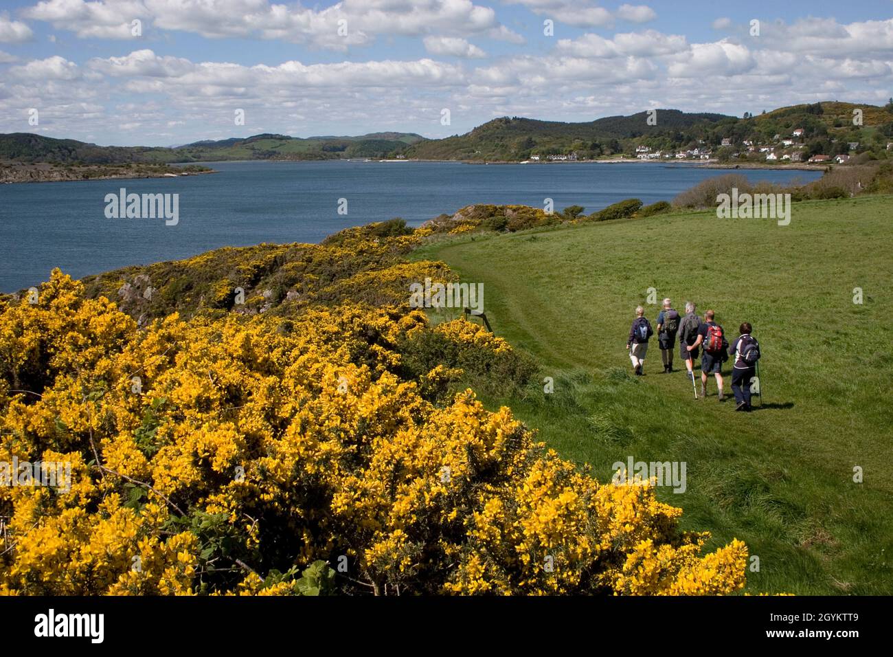 Wanderer auf dem Küstenpfad nach Rockcliffe & Kippford, Rough Firth, Dumfries & Galloway, Schottland Stockfoto