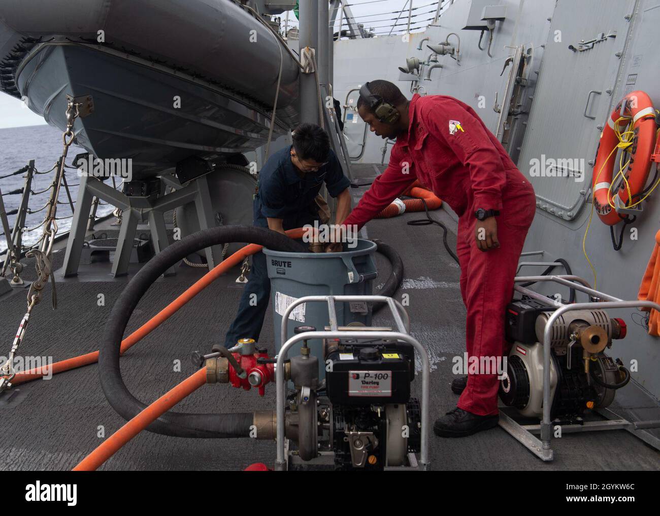 PAZIFISCHER OZEAN (Jan 23, 2020) Den Controlman 2. Klasse Darlan Davis aus Detroit, rechts, beschädigen und den Controlman Fireman Karl Bisuelan aus Riverbank, Kalifornien, an Bord des Arleigh Burke-Klasse-Lenkflugkörper-Zerstörers USS Rafael Peralta (DDG 115) am 23. Januar 2020 eine Feuerpumpe spülen. Rafael Peralta, Teil der Theodore Roosevelt Carrier Strike Group, ist im Indo-Pazifik-Raum im Einsatz. (USA Navy Foto von Mass Communication Specialist 2nd Class Jason Isaacs) Stockfoto