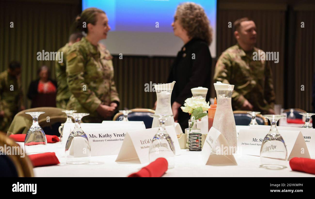 Die Führung der Vandenberg Air Force Base, Kalifornien, und Mitglieder der Gemeinde versammeln sich zum jährlichen Ehrenkommandanten-Frühstück am 24. Januar 2020 auf der Vandenberg AFB. Das Ehrenkommandantprogramm bietet Gemeinschafts- und Wirtschaftsführern die Möglichkeit, zwei Jahre lang mit Einheiten in der Basis zu arbeiten und mehr über die einzigartigen Missionen und das Leben von Airmen zu erfahren. (USA Luftwaffe Foto von Airman 1st Class Aubree Milks) Stockfoto