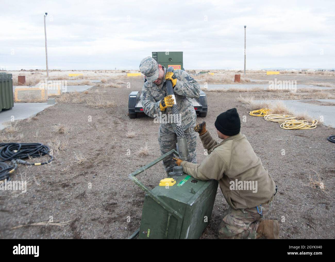 US Air Force Tech. Sgt. Chris Archer, 366th Civil Engineering Squadron Power Production Handwerker, unterstützt Mitarbeiter Sgt. Kevin Rivera Calzada, 366th Civil Engineering Squadron Power Production Geselle beim Aufbau einer entfernten Stromquelle, 23. Januar 2020, auf dem Mountain Home Air Force Base, Idaho. Dies ist Teil des strukturellen Aufbaus des Base Emergency Engineer Force Trainings, das multicapable Airmen produziert. (USA Luftwaffe Foto von Airman 1st Class Akeem K. Campbell) Stockfoto