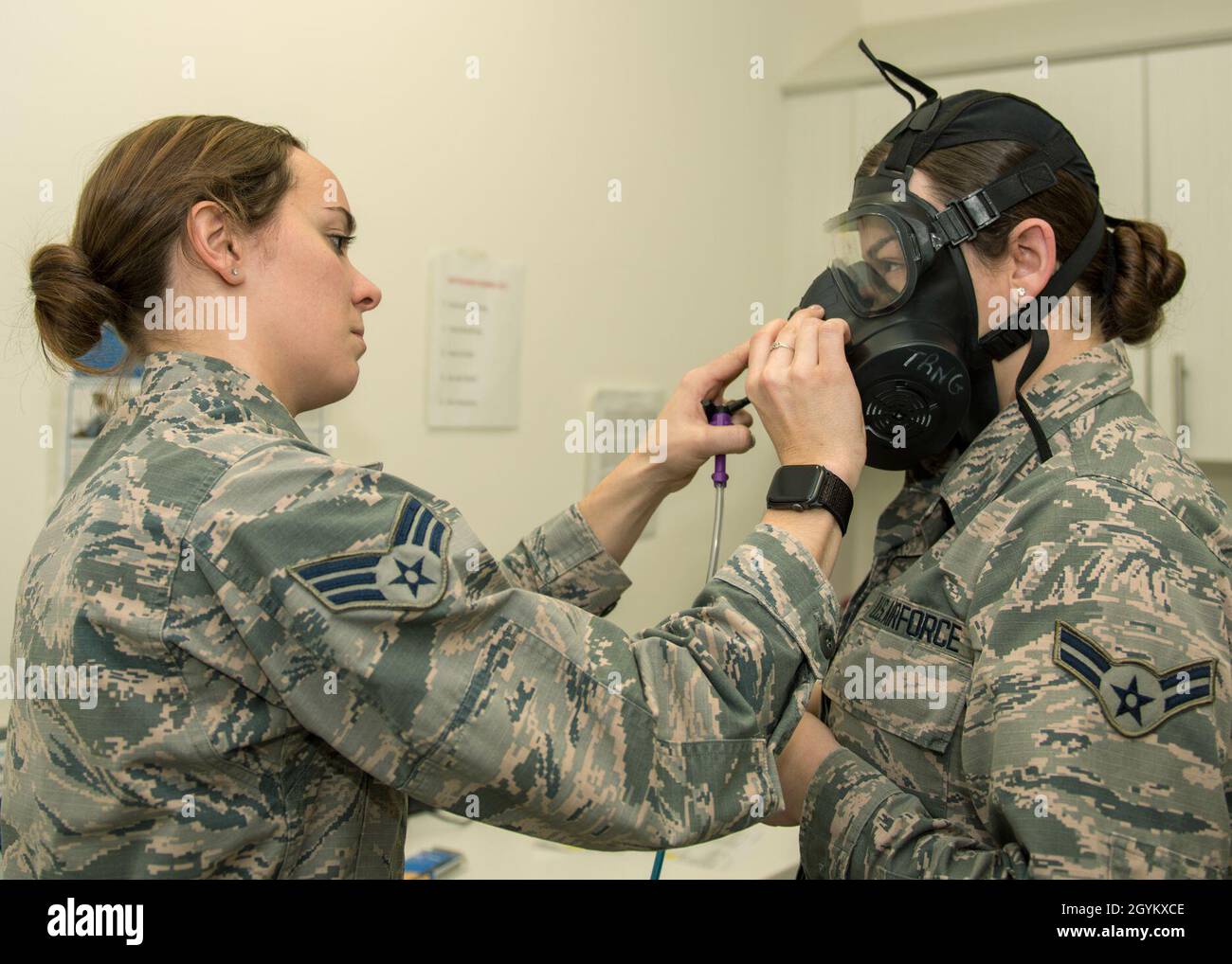 Senior Airman Mary Hicks, 4th Operational Medical Readiness Squadron Bioumwelttechnik Geselle, bereitet sich auf die Durchführung eines Gasmaskentests auf Airman 1st Class Cassandra Hart, 704th Aircraft Maintenance Squadron Personnel Apprentice, 23. Januar 2020, auf der Seymour Johnson Air Force Base, N.C. vor Eine ordnungsgemäß angebrachte Gasmaske sorgt für einen ausreichenden Schutz vor Ort. (USA Luftwaffe Foto von Airman First Class Kimberly Barrera) Stockfoto