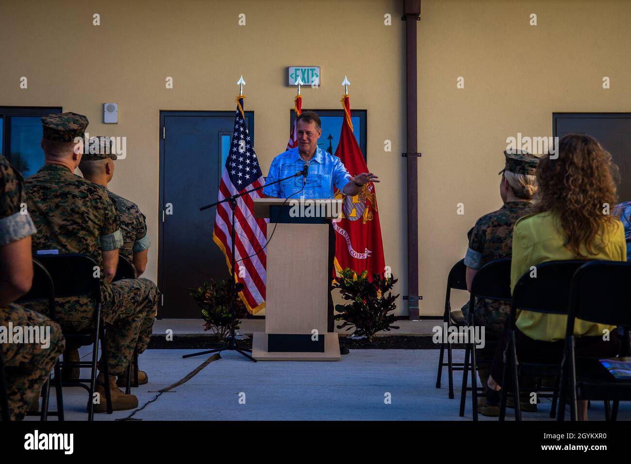 Der Fall des US-Kongressabgeordneten Ed (Hawaii - Bezirk 1), die Haushaltsmittel, das Unterkomitee für Militärbau, spricht während des Bachelor Enlisted Quarters (BEQ), Gebäude Nr. 1, mit Dienstmitgliedern und Gästen. 7251, Unbining Maile Lei Ceremony, Marine Corps Base Hawaii, 24. Januar 2020. Die BEQ bietet Marines Liegeplätze, die die Fortschritte der Branche seit dem Zweiten Weltkrieg vollständig mit einbezieht und auf die Erfüllung der Planungsleitfaden des 38. Kommandanten und der Initiative zur Überprüfung der Verteidigungspolitik abzielt. Zu den anwesenden Gästen gehörten Oberst Raul Lianez, Oberst Stephen Lightfoot, Rep. Ed Case, Herr Carlos Santa, Comm Stockfoto