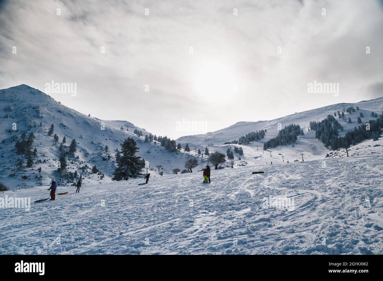 Skifahrer an der verschneiten Skipiste genießen Winterurlaub im Kalavryta Ski Resort in Griechenland Stockfoto