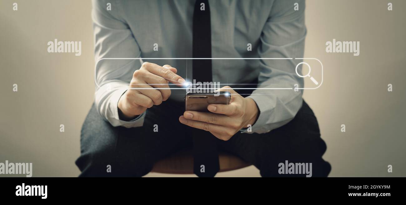 SEO Suchmaschinenoptimierung Banner Web-Symbol Geschäftsmann arbeitet mit Handy für Unternehmen und Marketing, Optimierung, Raffic, Ranking und keywor Stockfoto