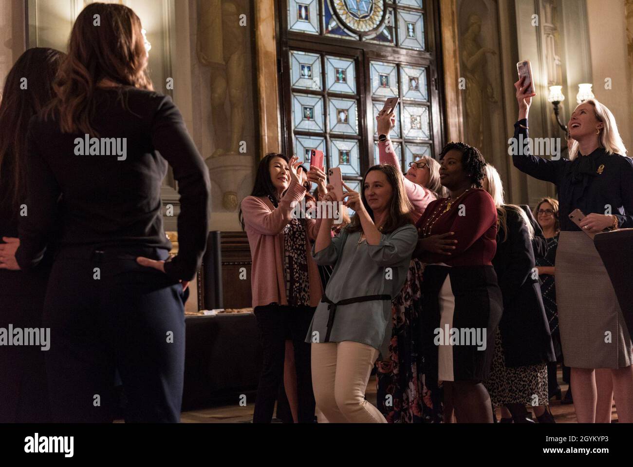 Karen Pence, die zweite Dame der Vereinigten Staaten, und ihr Mann Mike Pence, der Vizepräsident der Vereinigten Staaten, besuchten am 24. Januar 2020 die US-Botschaft in Rom. Karen Pence sprach mit in Italien stationierten militärischen Ehepartnern darüber, wie sie und die Regierung daran arbeiten, spezifische Probleme für militärische Ehepartner zu lösen. Stockfoto