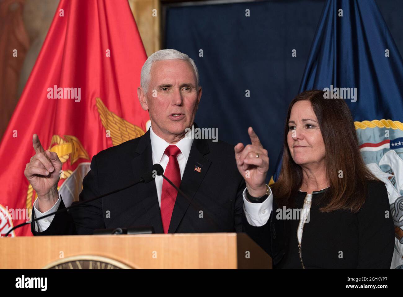 Karen Pence, die zweite Dame der Vereinigten Staaten, und ihr Mann Mike Pence, der Vizepräsident der Vereinigten Staaten, besuchten am 24. Januar 2020 die US-Botschaft in Rom. Karen Pence sprach mit in Italien stationierten militärischen Ehepartnern darüber, wie sie und die Regierung daran arbeiten, spezifische Probleme für militärische Ehepartner zu lösen. Stockfoto