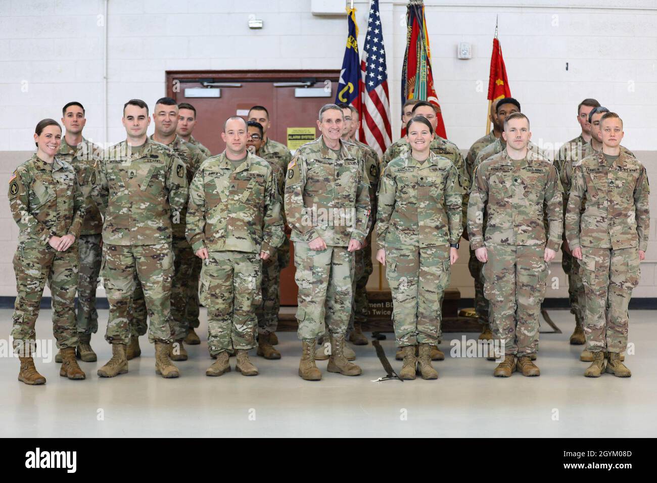 Soldaten der US-Armee von Alpha Battery, 5. Bataillon, 113. Field Artillery Regiment posieren mit Command Sgt. Maj. Russell Prince (vorne und in der Mitte), der Hauptfeldwebel des North Carolina State Command, während der Begrüßungszeremonie der Einheit in einer Waffenkammer, Greensboro, North Carolina, am 24. Januar 2020. Alpha Battery kehrte kürzlich von einem Einsatz im Nahen Osten zur Unterstützung der Sentinel der Operation Freedom nach Hause zurück. (USA Army National Guard Foto von Sgt. Jamar Marcel Pugh, 382. Abteilung für öffentliche Angelegenheiten/entlassen) Stockfoto