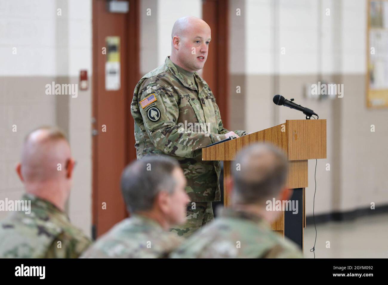 Der US-Armeekapitän Earle J. Pope, Kommandant von Alpha Battery, 5. Bataillon, 113. Artillerieregiment, hält eine Rede während der Begrüßungszeremonie der Einheit in einer Waffenkammer, Greensboro, North Carolina, am 24. Januar 2020. Alpha Battery kehrte kürzlich von einem Einsatz im Nahen Osten zur Unterstützung der Sentinel der Operation Freedom nach Hause zurück. (USA Army National Guard Foto von Sgt. Jamar Marcel Pugh, 382. Abteilung für öffentliche Angelegenheiten/entlassen) Stockfoto