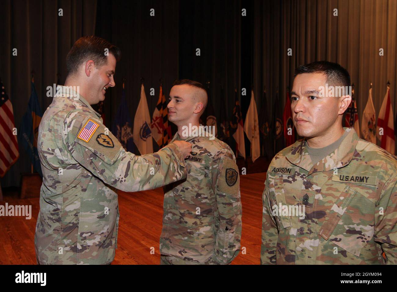 (3662) FORT GORDON, Georgia – Oberstleutnant Wayne Sanders (links), Kommandant des 782. Militärgeheimdienstbataillons (MI) (Cyber), überreicht Sgt die Ehrenmedaille der Armee. Christopher Owens, ein 17C, Cyberspace Operations NCO, zugewiesen an E Company, 782. MI Bn. Owens ist der beste Krieger-NCO des Bataillons und wird das Bataillon im nächsten Monat beim Prätorianischen Wettbewerb der 780. MI Brigade (Cyber) 2020 Best Warrior vertreten. Stockfoto