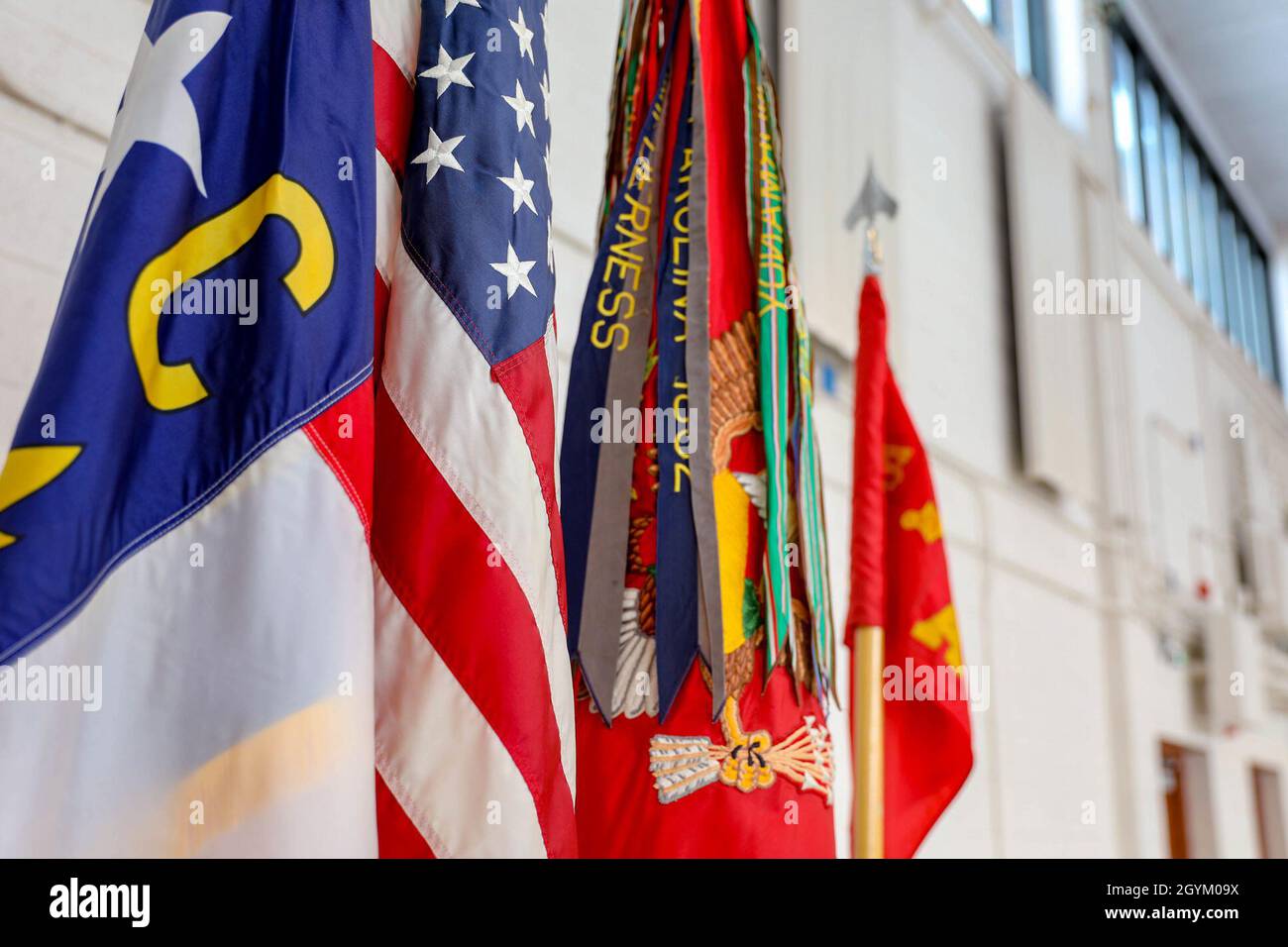 Die Flagge der Vereinigten Staaten, die Staatsflagge von North Carolina und die Einheitsflaggen von Alpha Battery, 5th Battalion, 113. Field Artillery Regiment werden während der Begrüßungszeremonie der Einheit in einer Waffenkammer, Greensboro, North Carolina, am 24. Januar 2020, angezeigt. Alpha Battery kehrte kürzlich von einem Einsatz im Nahen Osten zur Unterstützung der Sentinel der Operation Freedom nach Hause zurück. (USA Army National Guard Foto von Sgt. Jamar Marcel Pugh, 382. Abteilung für öffentliche Angelegenheiten/entlassen) Stockfoto