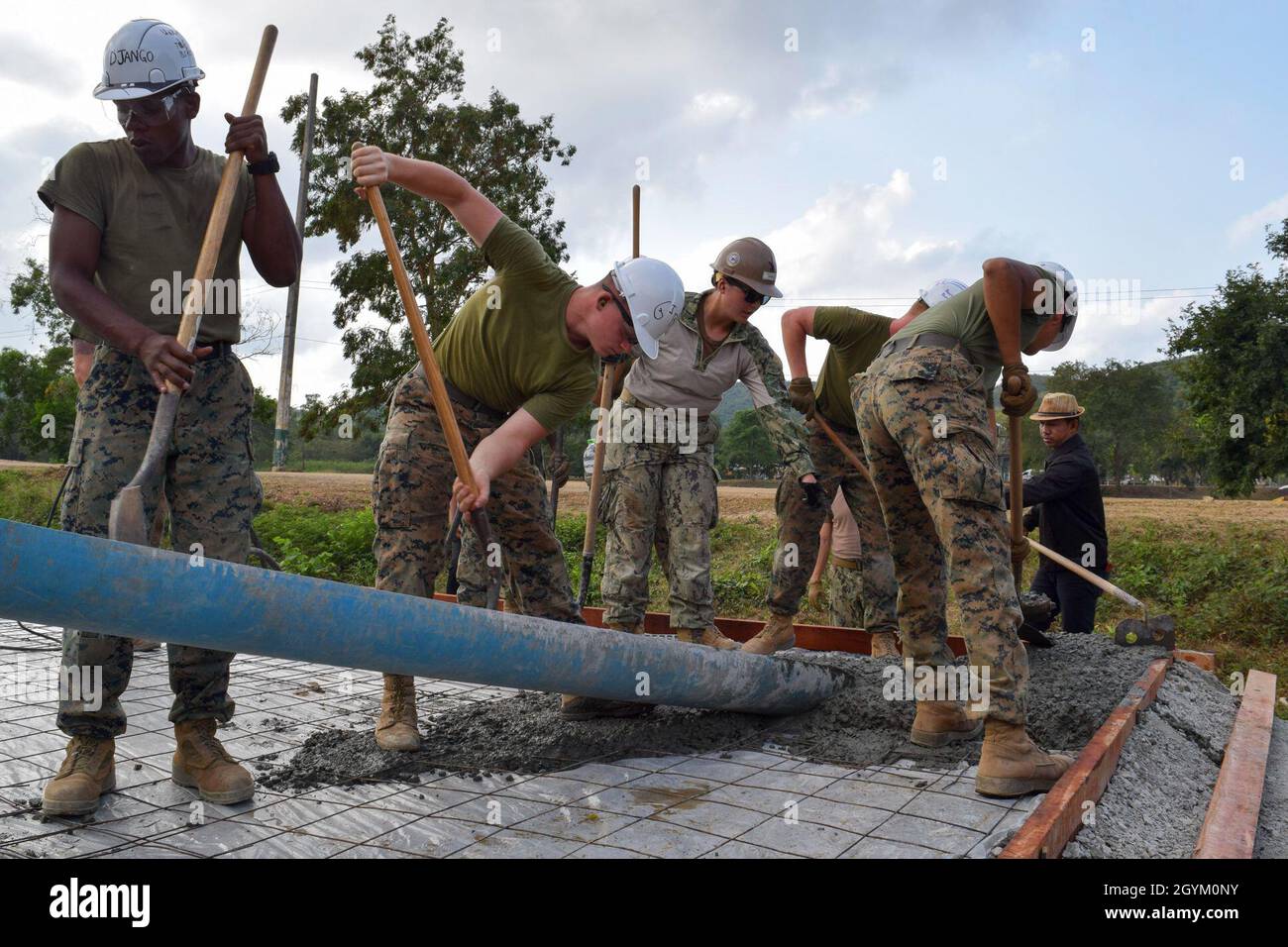 200125-N-RX815-1214 SATTAHIP, Thailand (Jan 25, 2020) U.S. Navy Seabees mit Naval Mobile Construction Bataillon (NMCB) 5 im Detail Thailand und U.S. Marines mit 9. Engineer Support Bataillon verbreiteten Beton für das U.S. Marine Corps Engineering Subject Matter Expert Exchange Projekt. Dies ist ein gemeinsames Projekt zwischen den Seabees und dem Detail Thailand des NMCB-5, den Marines mit dem 9. Ingenieur-Unterstützungsbataillon und den Royal Thai Marine Corps Engineers, um einen bestehenden Schießstand auf der Royal Thai Marine Corps Reconnaissance Base in Thailand zu verbessern. NMCB-5 wird in der gesamten Region Indo-Pazifik eingesetzt Stockfoto