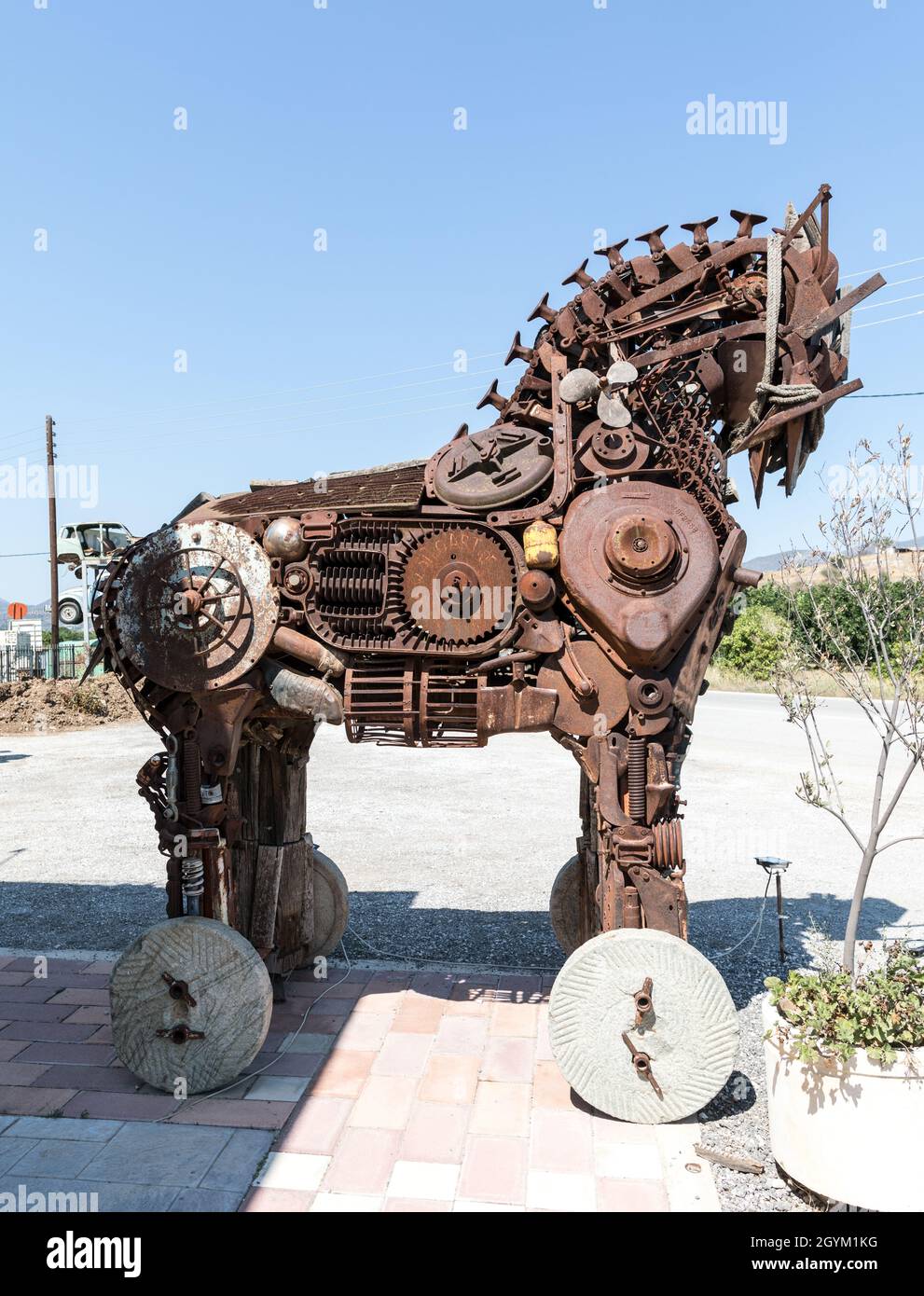 Pferd aus Schrott-Metall Peloponnes Griechenland Stockfoto