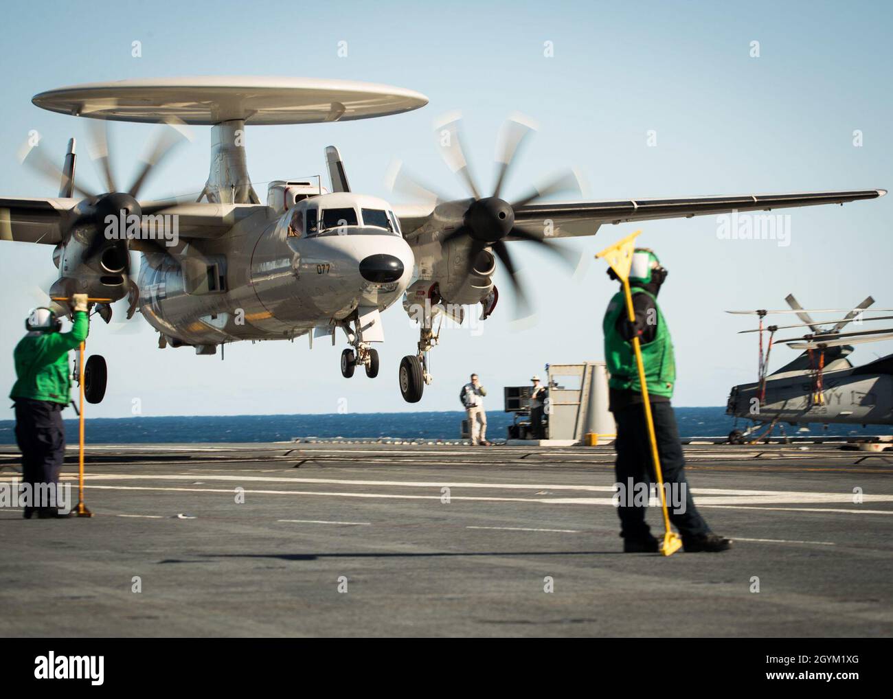 Atlantischer OZEAN (Januar 25, 2020) EINE E-2D Hawkeye, die der Air Test and Evaluation Squadron (VX) 20 zugeordnet ist, erreicht das Flugdeck der USS Gerald R. Ford (CVN 78). Ford führt derzeit Tests Zur Kompatibilität Von Flugzeugen durch, um seine EMALS (Electrosmagnetic Aircraft Launch Systems) und AAG (Advanced Arresting Gear) weiter zu testen. (USA Navy-Foto von Mass Communication Specialist 3. Klasse Ryan Carter) Stockfoto