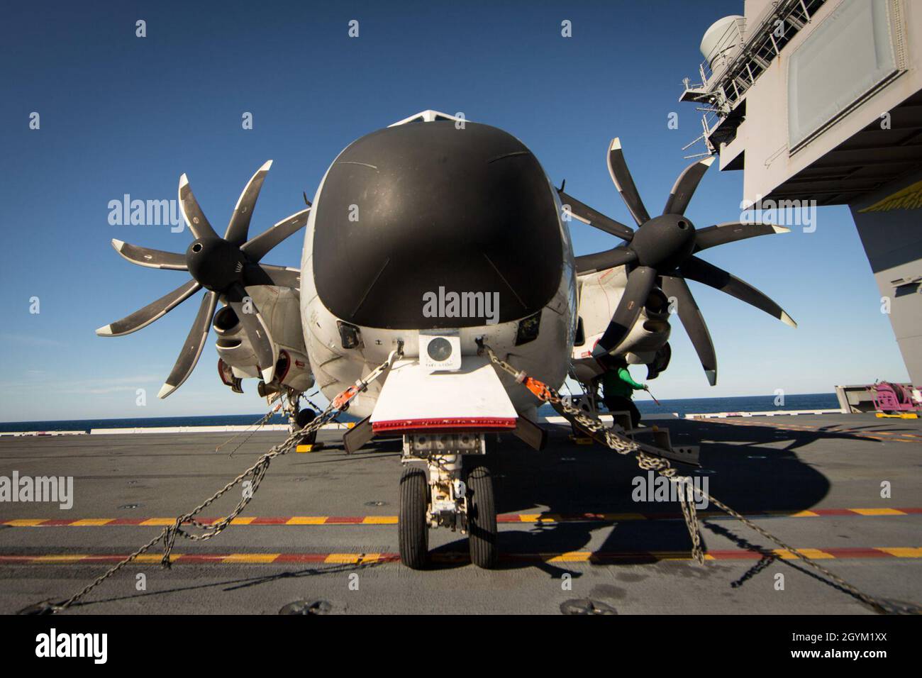 Atlantischer OZEAN (Januar 25, 2020) EINE E-2D Hawkeye, die der Air Test and Evaluation Squadron (VX) 20 zugeordnet ist, sitzt verspottet und gekettet an Bord des Flugdecks von USS Gerald R. Ford (CVN 78). Ford führt derzeit Tests Zur Kompatibilität Von Flugzeugen durch, um seine EMALS (Electrosmagnetic Aircraft Launch Systems) und AAG (Advanced Arresting Gear) weiter zu testen. (USA Navy-Foto von Mass Communication Specialist 3. Klasse Ryan Carter) Stockfoto