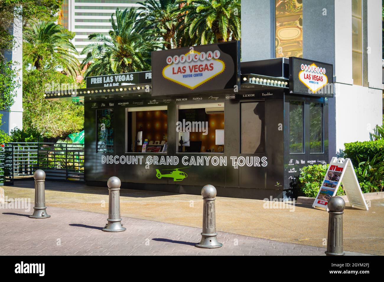 Las Vegas, NV, USA – 8. Juni 2021: Ticketschalter für den Grand Canyon-Hubschrauberrundflug auf dem Las Vegas Strip in Las Vegas, Nevada. Stockfoto