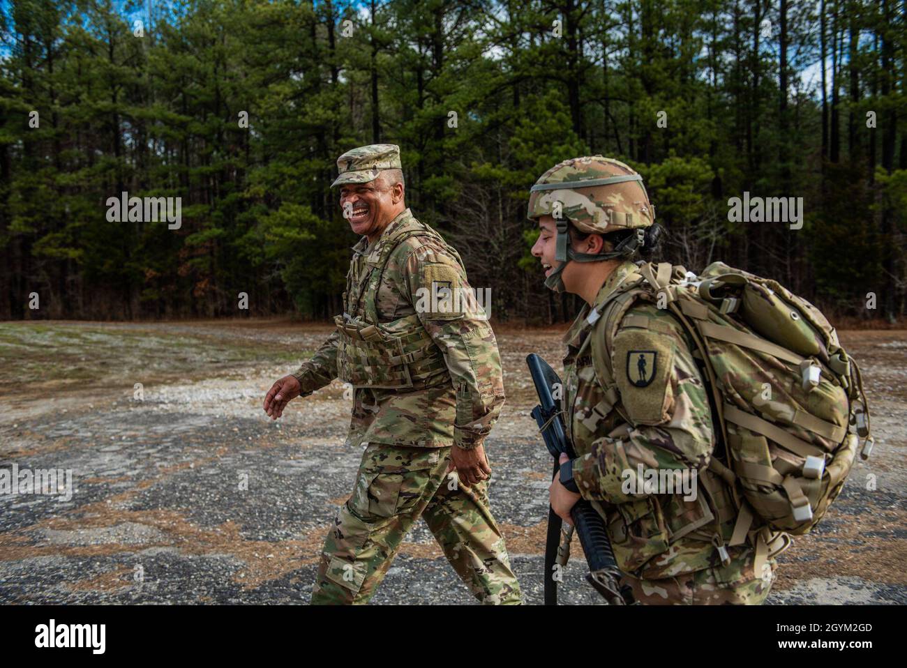 Chief Warrant Officer 4 Phillip Brashear, ein Chief Warrant Officer des Kommandos der US-Armee für das 80. Trainingskommando, scherzt mit einem Warrant Officer-Kandidaten, der am Regional Training Institute während eines fußmarsches in Fort Pickett, Virginia, am 25. Januar 2020 teilnahm. Brashear ist ein Hubschrauberpilot mit Kampferfahrung und Sohn von Carl Brashear, dem ersten afroamerikanischen Meistertaucher in der Geschichte der US-Marine, der 1966 bei einem tragischen Unfall auf einer Tauchermission vor der spanischen Küste sein Bein verlor. Carl Brashears Lebensgeschichte über die Überwindung körperlicher und rassischer Widrigkeiten wurde in der vorgestellt Stockfoto